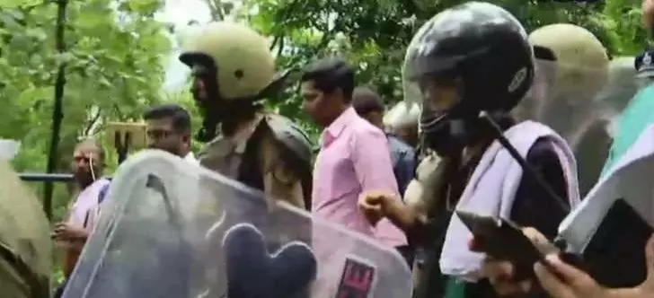 യുവതികള്ക്ക് ശബരിമല സന്ദര്ശനത്തിന് സുരക്ഷയൊരുക്കിയതില് പൊലീസിനെതിരെ വിമര്ശനം രൂക്ഷം യുവതികള്ക്ക് ശബരിമല സന്ദര്ശനത്തിന് സുരക്ഷയൊരുക്കിയതില് പൊലീസിനെതിരെ വിമര്ശനം രൂക്ഷം