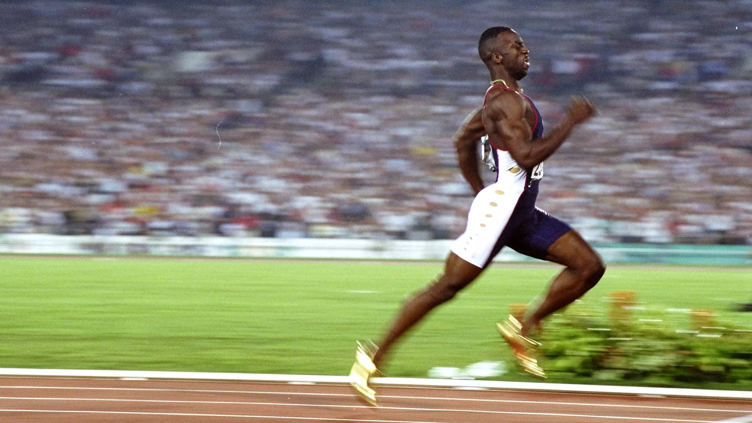 ലോകത്തെ വേഗമേറിയ മനുഷ്യന് ഇപ്പോള് പിച്ചവെച്ചു നടക്കുകയാണ് ലോകത്തെ വേഗമേറിയ മനുഷ്യന് ഇപ്പോള് പിച്ചവെച്ചു നടക്കുകയാണ്