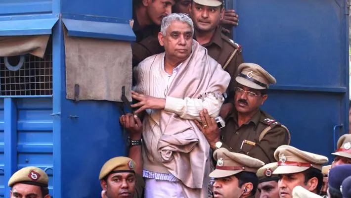 ആള്ദൈവം രാംപാലിന് കൊലപാതകക്കേസില് ജീവപര്യന്തം ആള്ദൈവം രാംപാലിന് കൊലപാതകക്കേസില് ജീവപര്യന്തം