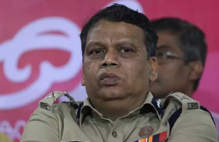 ശബരിമലയില് റോഡ് തടയുന്ന പ്രതിഷേധക്കാര്ക്കെതിരെ കേസെടുക്കാന് ഡി.ജി.പിയുടെ നിര്ദ്ദേശം ശബരിമലയില് റോഡ് തടയുന്ന പ്രതിഷേധക്കാര്ക്കെതിരെ കേസെടുക്കാന് ഡി.ജി.പിയുടെ നിര്ദ്ദേശം