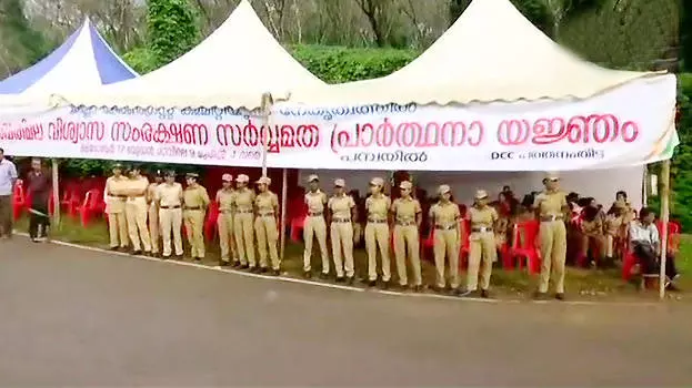 നിലക്കലിലെ സമരപ്പന്തല് പൊലീസ് പൊളിച്ചു നീക്കി,ഗതാഗതം തടസപ്പെടുത്തുന്നവര്ക്കെതിരെ കേസെടുക്കാന് നിര്ദേശം നിലക്കലിലെ സമരപ്പന്തല് പൊലീസ് പൊളിച്ചു നീക്കി,ഗതാഗതം തടസപ്പെടുത്തുന്നവര്ക്കെതിരെ കേസെടുക്കാന് നിര്ദേശം