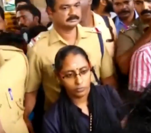 ശബരിമല ദര്‍ശനത്തിനെത്തിയ യുവതിയെ സമരക്കാര്‍ തടഞ്ഞു