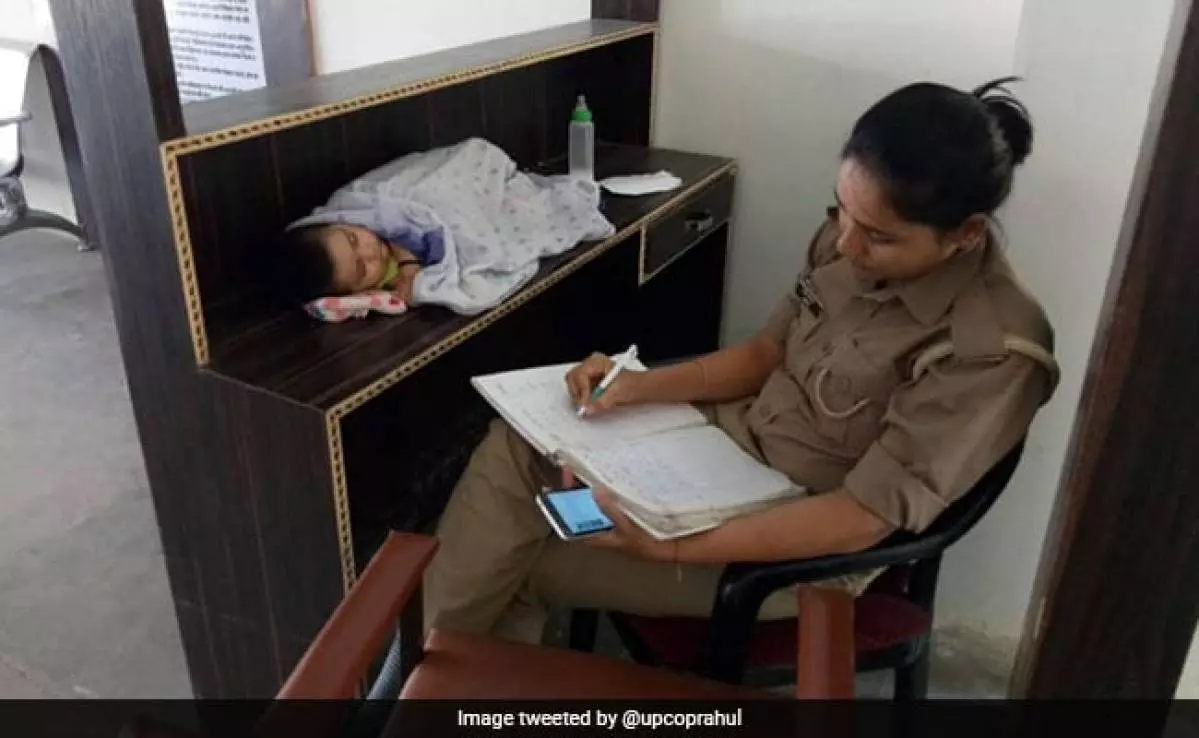 കൈക്കുഞ്ഞുമായി ജോലിക്കെത്തിയ പൊലീസ് ഉദ്യോഗസ്ഥ; ഇനി അർച്ചനക്ക് വീടിനടുത്ത സ്റ്റേഷനിൽ ജോലി ചെയ്യാം കൈക്കുഞ്ഞുമായി ജോലിക്കെത്തിയ പൊലീസ് ഉദ്യോഗസ്ഥ; ഇനി അർച്ചനക്ക് വീടിനടുത്ത സ്റ്റേഷനിൽ ജോലി ചെയ്യാം