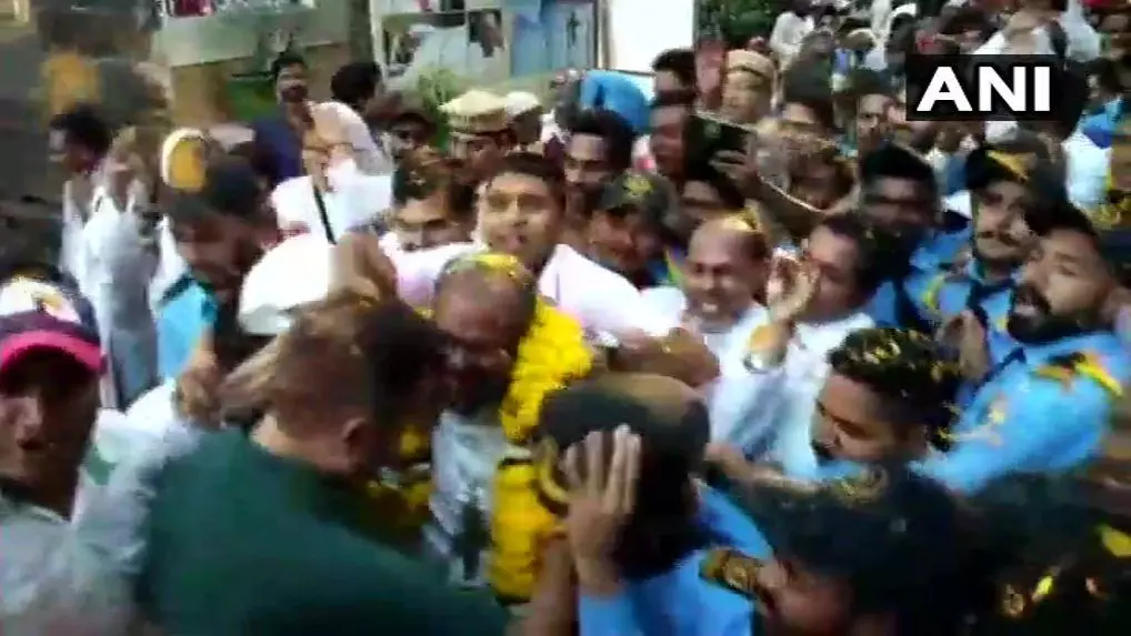 ഫ്രാങ്കോ മുളക്കലിന് ജലന്ധറില് ഗംഭീര സ്വീകരണം ഫ്രാങ്കോ മുളക്കലിന് ജലന്ധറില് ഗംഭീര സ്വീകരണം