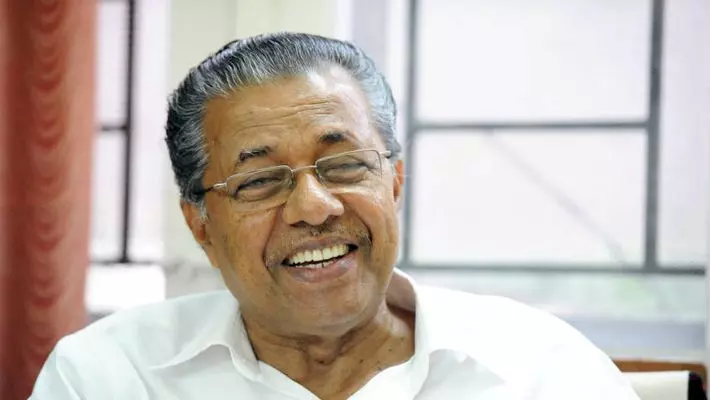 നവകേരള നിര്‍മ്മിതിക്കായി കെെകോര്‍ത്ത് പ്രവാസലോകം; യു.എ.ഇ പ്രവാസികള്‍ 300 കോടി സമാഹരിക്കും