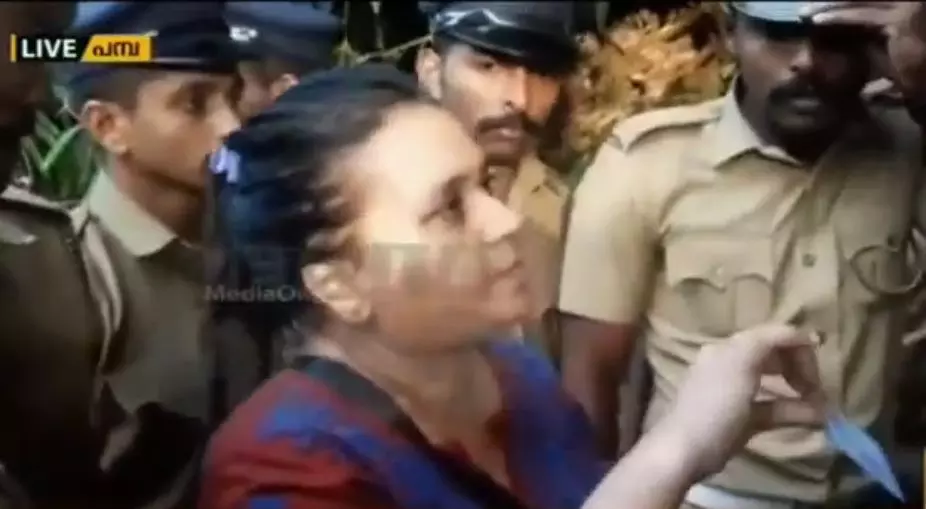 കല്ലേറും അസഭ്യവര്ഷവും; സന്നിധാനത്തേക്ക് തിരിച്ച വനിതാ റിപ്പോര്ട്ടര് തിരിച്ചിറങ്ങി കല്ലേറും അസഭ്യവര്ഷവും; സന്നിധാനത്തേക്ക് തിരിച്ച വനിതാ റിപ്പോര്ട്ടര് തിരിച്ചിറങ്ങി