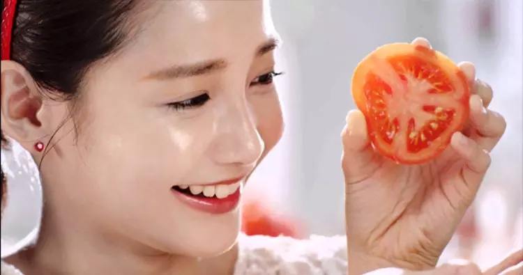 സൂര്യപ്രകാശമേറ്റ് നിറം മങ്ങിയോ..പരിഹാരം തക്കാളിയിലും തൈരിലുമുണ്ട് സൂര്യപ്രകാശമേറ്റ് നിറം മങ്ങിയോ..പരിഹാരം തക്കാളിയിലും തൈരിലുമുണ്ട്