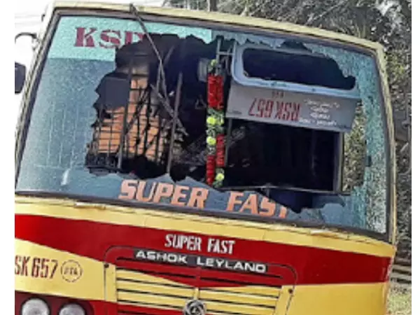 കെ.എസ്.ആര്.ടി.സി ബസുകള്ക്ക് നേരെ വ്യാപക ആക്രമണം; 12 ജീവനക്കാര്ക്ക് പരിക്ക് കെ.എസ്.ആര്.ടി.സി ബസുകള്ക്ക് നേരെ വ്യാപക ആക്രമണം; 12 ജീവനക്കാര്ക്ക് പരിക്ക്