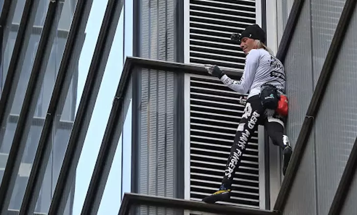 ഫ്രഞ്ച് സ്പൈഡര്മാന് പിടിച്ച് കയറിയത് 754 അടി ഉയരമുള്ള കെട്ടിടത്തില്, ശ്വാസമടക്കിപ്പിടിച്ച് ജനം ഫ്രഞ്ച് സ്പൈഡര്മാന് പിടിച്ച് കയറിയത് 754 അടി ഉയരമുള്ള കെട്ടിടത്തില്, ശ്വാസമടക്കിപ്പിടിച്ച് ജനം