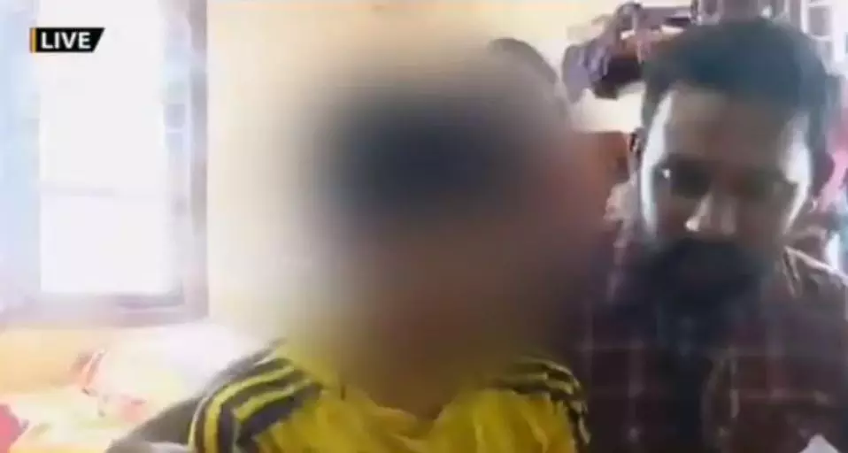 എറണാകുളത്ത് 10 വയസുകാരനെ അമ്മയും സുഹൃത്തും ക്രൂരമായി തല്ലിച്ചതച്ചു എറണാകുളത്ത് 10 വയസുകാരനെ അമ്മയും സുഹൃത്തും ക്രൂരമായി തല്ലിച്ചതച്ചു