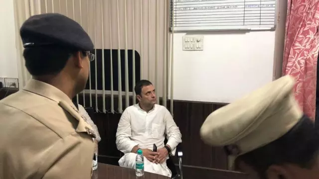 പ്രതിഷേധിച്ചതിന് അറസ്റ്റ്; മിനിറ്റുകള്ക്കകം രാഹുലിനെ വിട്ടയച്ചു; രാജ്യത്തിന്റെ കാവല്ക്കാരന് കള്ളനെന്ന് രാഹുല് പ്രതിഷേധിച്ചതിന് അറസ്റ്റ്; മിനിറ്റുകള്ക്കകം രാഹുലിനെ വിട്ടയച്ചു; രാജ്യത്തിന്റെ കാവല്ക്കാരന് കള്ളനെന്ന് രാഹുല്