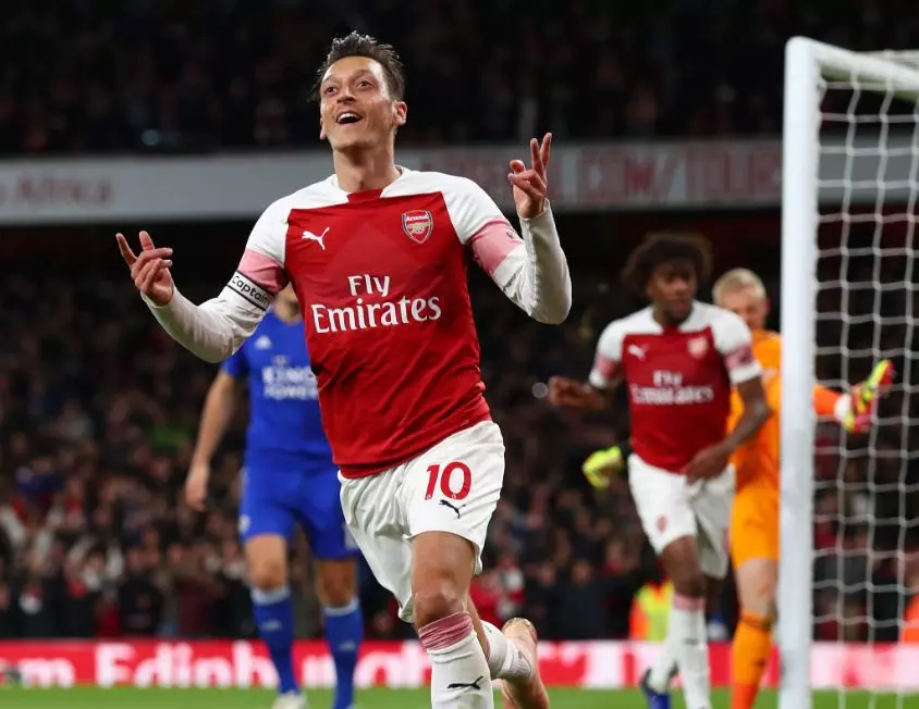 ഓസില് മാജിക്; ഗോളടിച്ചും ഗോളടിപ്പിച്ചും തകര്പ്പന് പ്രകടനം ഓസില് മാജിക്; ഗോളടിച്ചും ഗോളടിപ്പിച്ചും തകര്പ്പന് പ്രകടനം