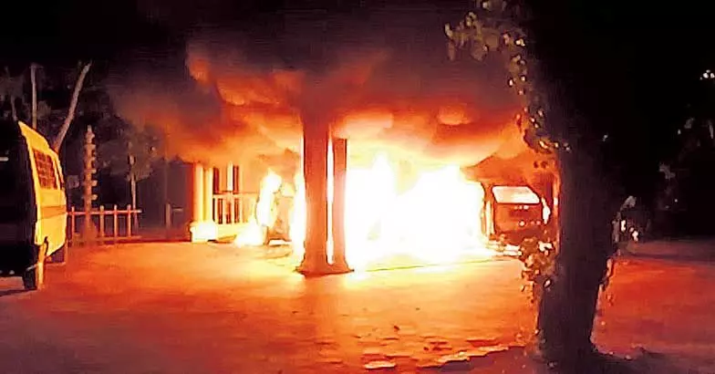 സ്വാമി സന്ദീപാനന്ദഗിരിയുടെ ആശ്രമം ആക്രമിച്ച കേസ്: ഒരാളെ കസ്റ്റഡിയിലെടുത്ത് ചോദ്യംചെയ്തു സ്വാമി സന്ദീപാനന്ദഗിരിയുടെ ആശ്രമം ആക്രമിച്ച കേസ്: ഒരാളെ കസ്റ്റഡിയിലെടുത്ത് ചോദ്യംചെയ്തു