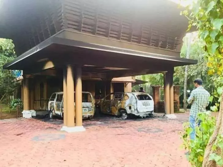 വാഹനങ്ങള് കത്തിച്ചത് പെട്രോളൊഴിച്ച്: സ്വാമി സന്ദീപാനന്ദഗിരിയുടെ സുരക്ഷയ്ക്ക് ഗണ്മാന് വാഹനങ്ങള് കത്തിച്ചത് പെട്രോളൊഴിച്ച്: സ്വാമി സന്ദീപാനന്ദഗിരിയുടെ സുരക്ഷയ്ക്ക് ഗണ്മാന്