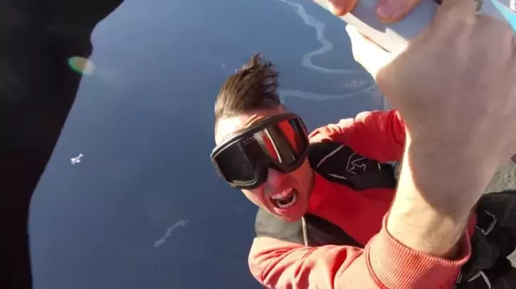 വിമാനത്തിന്‍റെ ചിറകിലേറിയുള്ള ചിത്രീകരണത്തിനിടെ താഴെ വീണ് റാപ്പര്‍ മരിച്ചു 