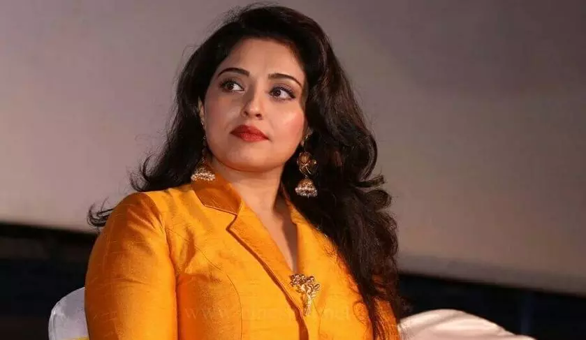 “തനിച്ച് പോകുമ്പോള് അമ്മ മുളകുപൊടി പൊതിഞ്ഞുതരുമായിരുന്നു; ഒരു സംവിധായകനെ ചെരുപ്പൂരി അടിക്കേണ്ടിവന്നു” “തനിച്ച് പോകുമ്പോള് അമ്മ മുളകുപൊടി പൊതിഞ്ഞുതരുമായിരുന്നു; ഒരു സംവിധായകനെ ചെരുപ്പൂരി അടിക്കേണ്ടിവന്നു”