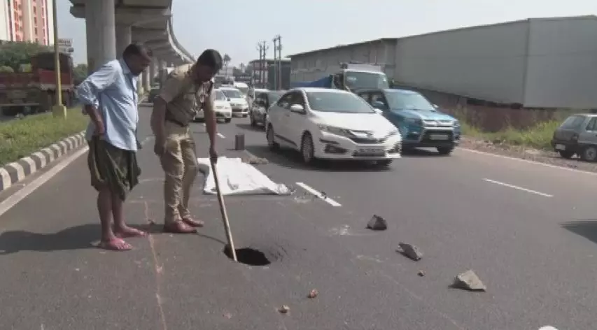 ഒരു കാറിനെ വിഴുങ്ങും ഈ കുഴി: ആലുവയില്‍ ദേശീയപാതയില്‍ വന്‍ ഗര്‍ത്തം