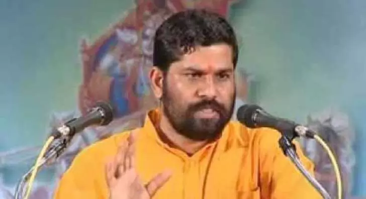 സ്വാമി സന്ദീപാനന്ദഗിരിയുടെ ആശ്രമത്തിന് നേരെ ആക്രമണം: രണ്ട് കാറുകള്‍ക്ക് തീയിട്ടു