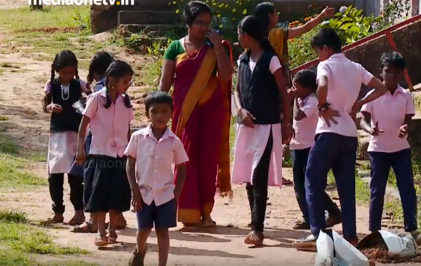 എരുമക്കൊല്ലി ഗവണ്‍മെന്റ് സ്കൂള്‍ വിദ്യാര്‍ഥികള്‍ കാട്ടാന ശല്യം മൂലം ദുരിതത്തില്‍