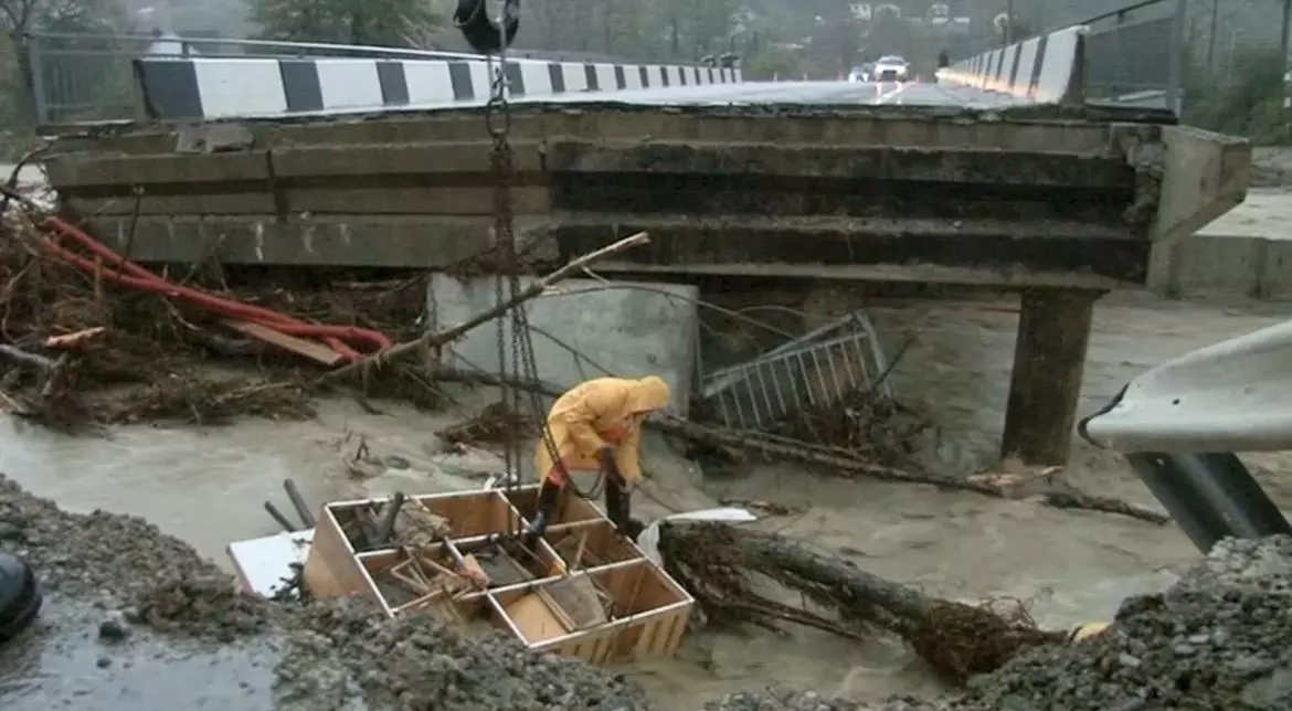 റഷ്യയില് ശക്തമായ പ്രളയം തുടരുന്നു; മുപ്പതില്പ്പരം നഗരങ്ങള് വെള്ളത്തിനടിയില് റഷ്യയില് ശക്തമായ പ്രളയം തുടരുന്നു; മുപ്പതില്പ്പരം നഗരങ്ങള് വെള്ളത്തിനടിയില്