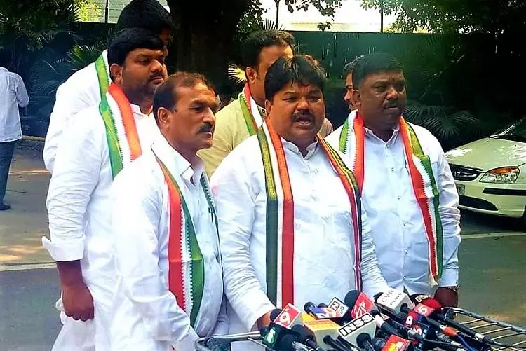 പാര്ട്ടിയിലെ ഭിന്നത; തെലങ്കാനയില് ടി.ആര്.എസ് നേതാക്കള് കോണ്ഗ്രസില് ചേര്ന്നു പാര്ട്ടിയിലെ ഭിന്നത; തെലങ്കാനയില് ടി.ആര്.എസ് നേതാക്കള് കോണ്ഗ്രസില് ചേര്ന്നു