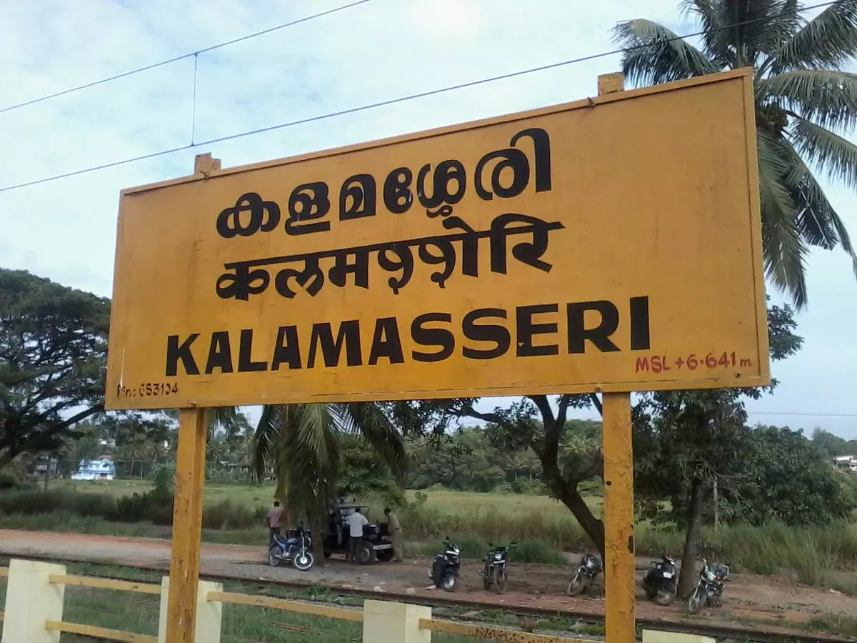 പാലക്കാട് -എറണാകുളം മെമു പാളം തെറ്റി പാലക്കാട് -എറണാകുളം മെമു പാളം തെറ്റി