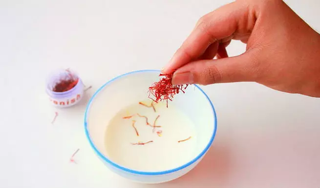 ഗര്ഭിണി പാലില് കുങ്കുമപ്പൂ ചേര്ത്ത് കുടിച്ചാല് കുഞ്ഞ് വെളുക്കുമോ? ഗര്ഭിണി പാലില് കുങ്കുമപ്പൂ ചേര്ത്ത് കുടിച്ചാല് കുഞ്ഞ് വെളുക്കുമോ?