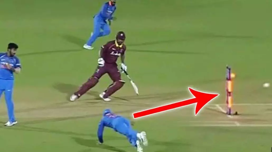 ഗാലറിയെ ആവേശത്തിലാക്കി കോഹ്ലിയുടെ ഡൈവിംങ് ത്രോ ഗാലറിയെ ആവേശത്തിലാക്കി കോഹ്ലിയുടെ ഡൈവിംങ് ത്രോ