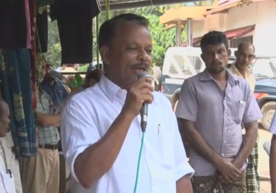 മിച്ചഭൂമി വിവാദത്തില്പെട്ട എം.എല്.എയ്ക്ക് പിന്തുണയുമായി ലാന്ഡ് ബോര്ഡ് അംഗം മിച്ചഭൂമി വിവാദത്തില്പെട്ട എം.എല്.എയ്ക്ക് പിന്തുണയുമായി ലാന്ഡ് ബോര്ഡ് അംഗം