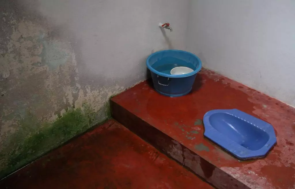 വീടില്ലാത്ത ദമ്പതികള് ഒരു വര്ഷം താമസിച്ചത് ബന്ധുവിന്റെ കുളിമുറിയില് വീടില്ലാത്ത ദമ്പതികള് ഒരു വര്ഷം താമസിച്ചത് ബന്ധുവിന്റെ കുളിമുറിയില്