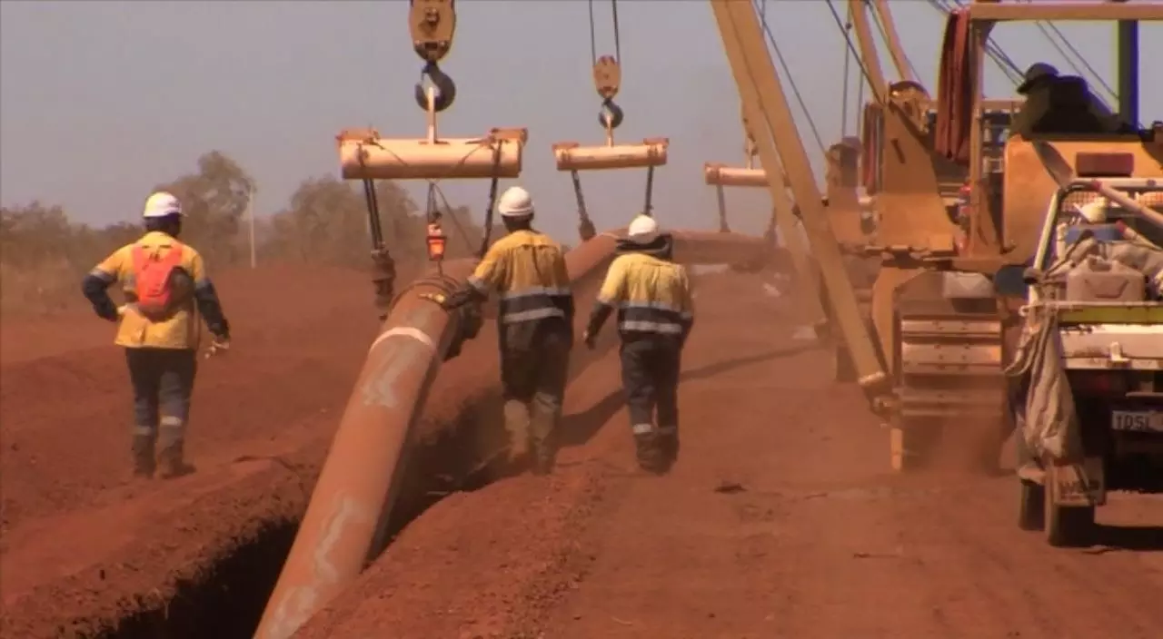 കൊച്ചി-സേലം വാതക പൈപ്പ് ലൈൻ പദ്ധതി: നഷ്ടപരിഹാരത്തിനായി പ്രദേശവാസികള് സമരത്തില് കൊച്ചി-സേലം വാതക പൈപ്പ് ലൈൻ പദ്ധതി: നഷ്ടപരിഹാരത്തിനായി പ്രദേശവാസികള് സമരത്തില്