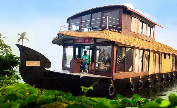 ആലപ്പുഴ കായല്‍ക്കരയില്‍ വഞ്ചിവീടുകള്‍ അണിനിരന്നപ്പോള്‍... 