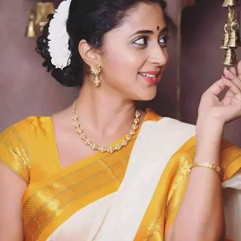 ഷോര്‍ട്‌സ് ധരിച്ചെത്തിയപ്പോൾ ഹോട്ടലില്‍ നിന്നും  ഇറങ്ങിപ്പോകാൻ പറഞ്ഞു, കൃത്യസമയത്ത് മലയാളികള്‍ രക്ഷകരായി: കനിഹ 