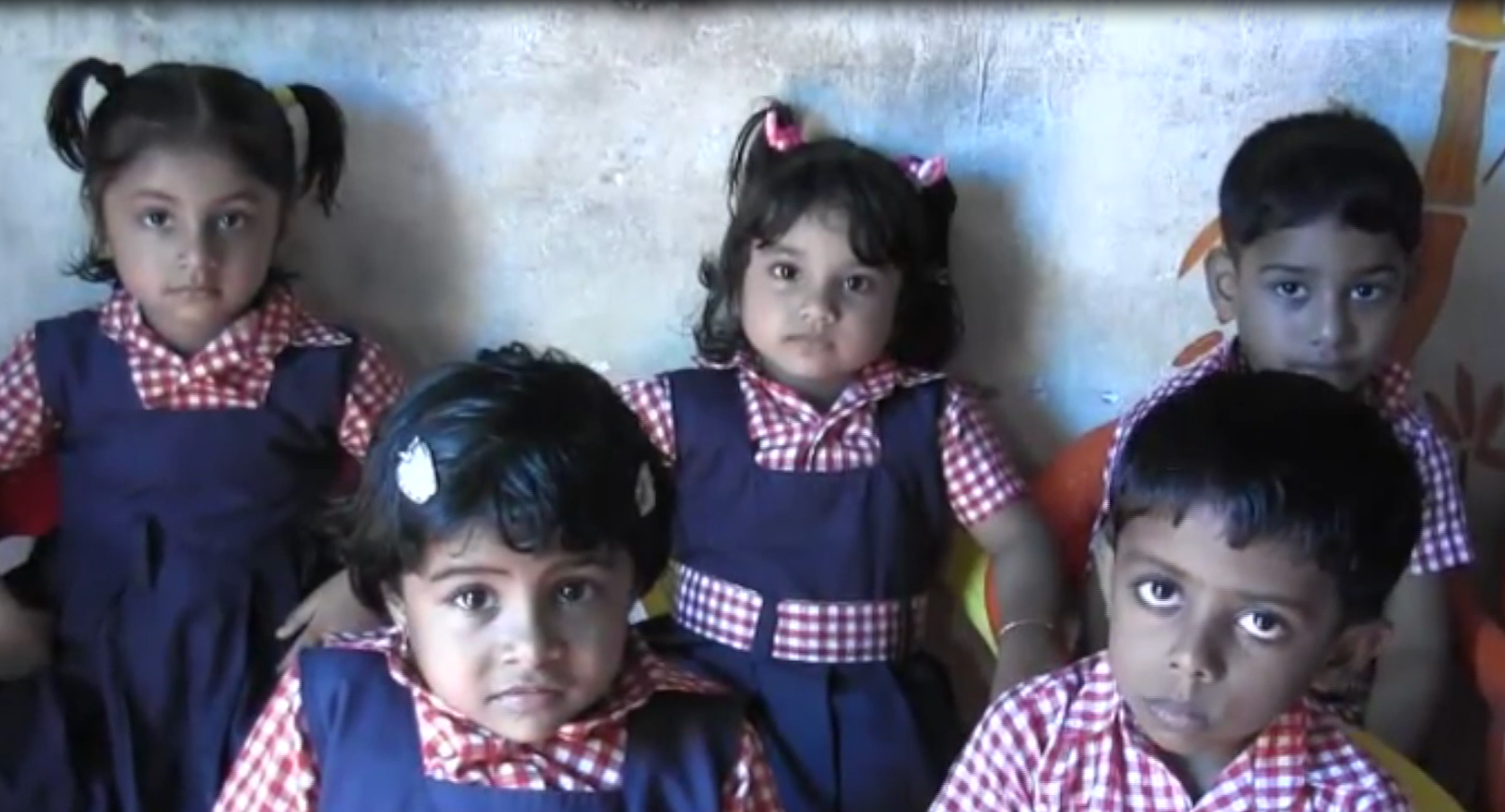 ചുമരിന്റെ പകുതിഭാഗം മണ്‍കട്ട കൊണ്ട് മറച്ച ഈ ഒറ്റമുറി ഒരു അംഗനവാടിയാണ്;കൃത്യമായ വായുസഞ്ചാരമില്ലാത്ത ഇവിടെയാണ് കുറച്ചു കുരുന്നുകള്‍ പഠിക്കുന്നത്