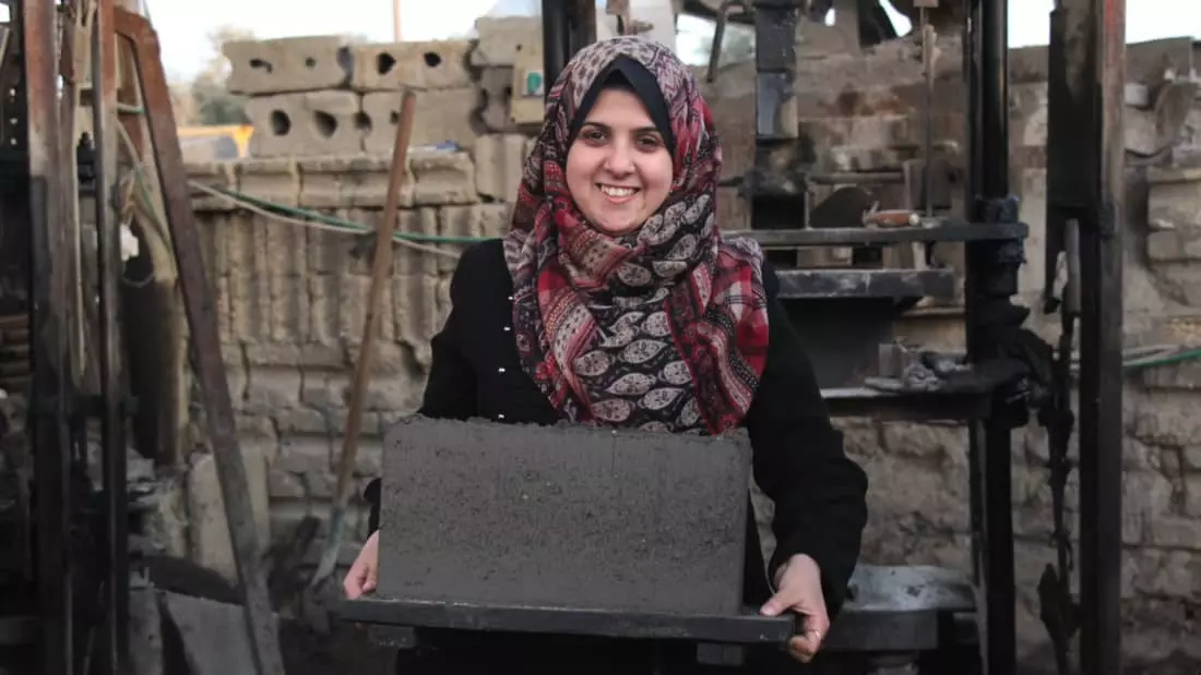 തകര്‍ന്ന കെട്ടിടങ്ങള്‍ക്കിടയില്‍ നിന്ന് ഗസ്സയെ പുതുക്കിപ്പണിയുകയാണ് ഈ പെണ്‍കുട്ടി