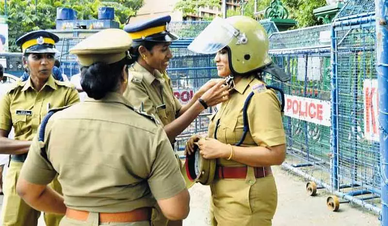സന്നിധാനത്ത് സുരക്ഷക്കായി 15 വനിതാ പൊലീസുകാര് സന്നിധാനത്ത് സുരക്ഷക്കായി 15 വനിതാ പൊലീസുകാര്