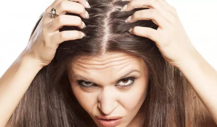 പൊടി പോലുമുണ്ടാകില്ല കണ്ടുപിടിക്കാന്‍;താരനകറ്റാനുള്ള ടിപ്സുമായി വിനോദ്