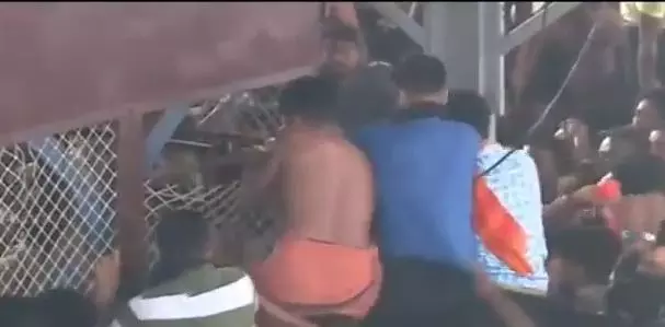 സന്നിധാനത്തെ സംഘര്ഷം: കണ്ടാലറിയാവുന്ന 200 പേര്ക്കെതിരെ കേസ് സന്നിധാനത്തെ സംഘര്ഷം: കണ്ടാലറിയാവുന്ന 200 പേര്ക്കെതിരെ കേസ്