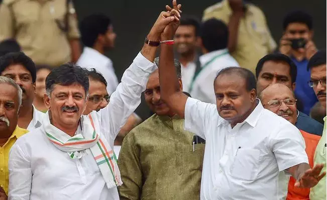 കര്ണാടക ഉപതെരഞ്ഞെടുപ്പ്; ആദ്യ ഫല സൂചനകളില് ബി.ജെ.പിക്ക് കനത്ത തിരിച്ചടി കര്ണാടക ഉപതെരഞ്ഞെടുപ്പ്; ആദ്യ ഫല സൂചനകളില് ബി.ജെ.പിക്ക് കനത്ത തിരിച്ചടി