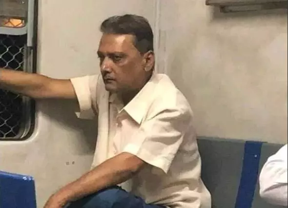 മുംബൈ ലോക്കല്‍ ട്രെയിനില്‍ ഈ  ‘രവി ശാസ്ത്രി’ എന്താണ് ചെയ്യുന്നത്... 