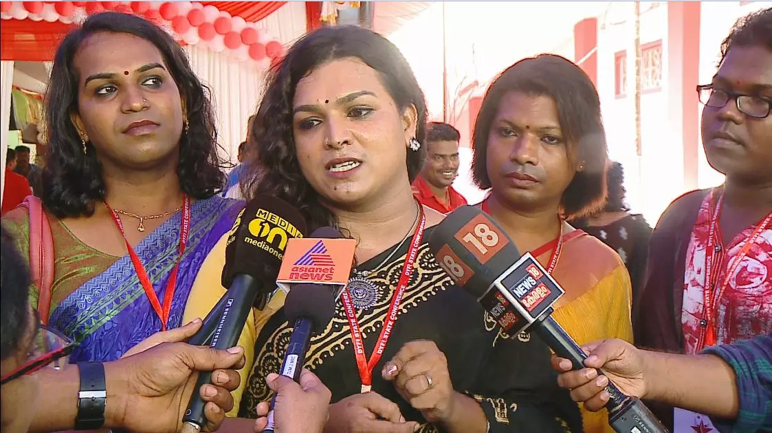 ഞങ്ങളും ഡി.വൈ.എഫ്.ഐക്കാരെന്ന് കാര്‍ത്തികയും ശ്യാമയും ശിഖയും നന്ദനയും 