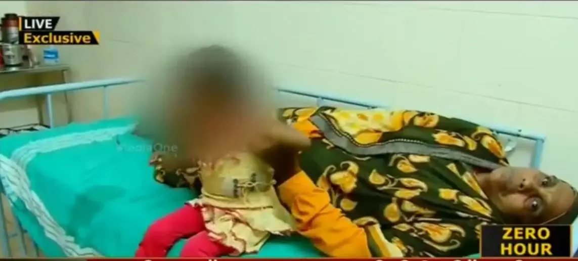 അർദ്ധരാത്രിയിൽ 60കാരിക്കും രണ്ടര വയസുള്ള കുട്ടിക്കും നേരെ പൊലീസ് അതിക്രമം അർദ്ധരാത്രിയിൽ 60കാരിക്കും രണ്ടര വയസുള്ള കുട്ടിക്കും നേരെ പൊലീസ് അതിക്രമം