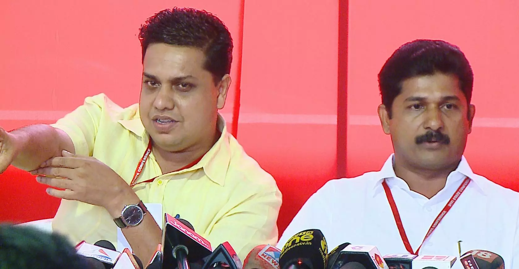 പി.കെ ശശിയെ കുറിച്ച് ചോദിച്ചപ്പോള്‍ മാധ്യമപ്രവര്‍ത്തകരോട് തട്ടിക്കയറി ഡി.വൈ.എഫ്.ഐ നേതാക്കള്‍