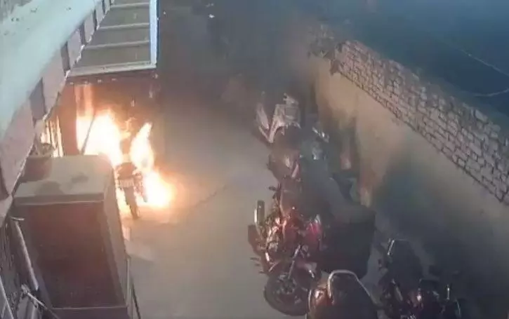 ദീപാവലി ആഘോഷിച്ചതാ... 18 വാഹനങ്ങള്‍ക്ക് തീവെച്ച്... 