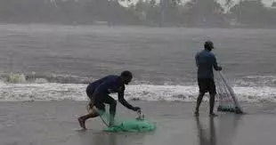 ഗജ ചുഴലിക്കാറ്റ് തമിഴ്നാട് തീരത്തേക്ക്; കേരളത്തിനും ജാഗ്രതാ നിര്ദേശം ഗജ ചുഴലിക്കാറ്റ് തമിഴ്നാട് തീരത്തേക്ക്; കേരളത്തിനും ജാഗ്രതാ നിര്ദേശം