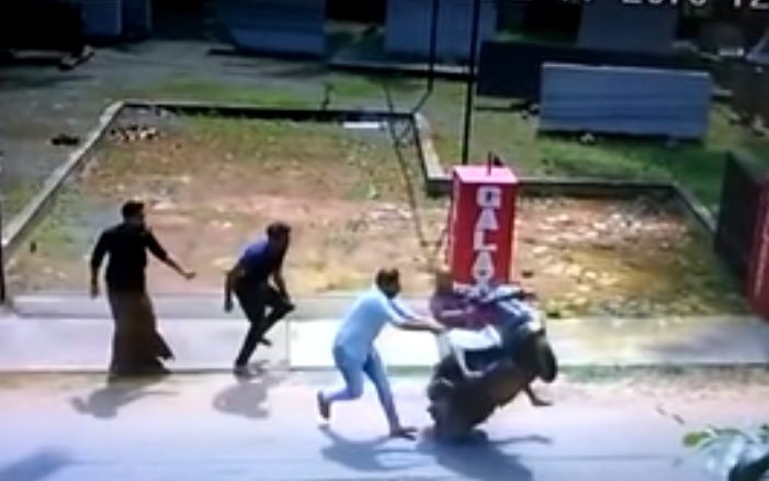 ഫോണ്‍ ചെയ്യുമ്പോള്‍ ആക്സിലേറ്റര്‍ തിരിച്ചു, നിയന്ത്രണം വിട്ട സ്കൂട്ടറിനെ ടിപ്പര്‍ ഇടിച്ചുതെറിപ്പിച്ചു;യുവാവും കൂട്ടുകാരും രക്ഷപ്പെട്ടത് ഭാഗ്യം കൊണ്ട്