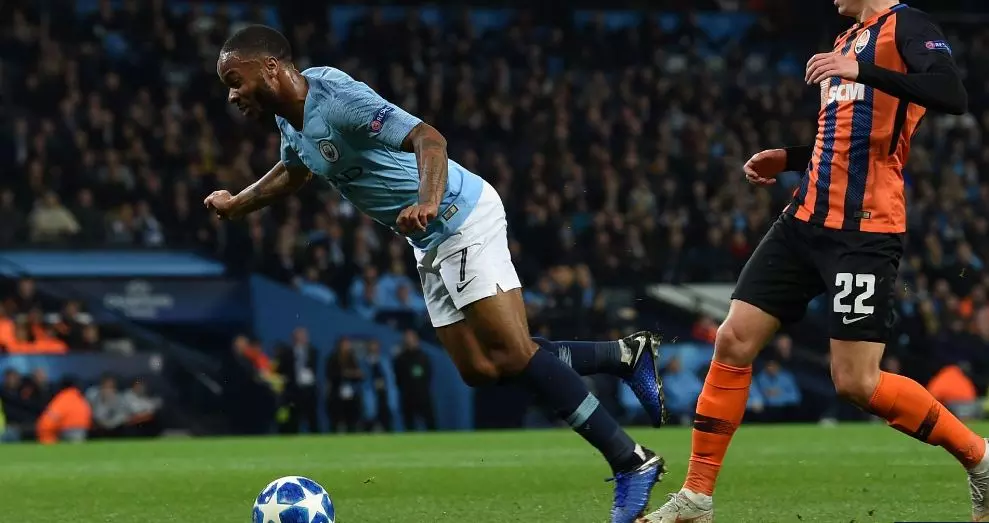 ‘തട്ടിത്തടഞ്ഞ് വീണതിന് പെനല്റ്റിയോ’? തലയില് കൈവെച്ച് ഫുട്ബോള് ആരാധകര് ‘തട്ടിത്തടഞ്ഞ് വീണതിന് പെനല്റ്റിയോ’? തലയില് കൈവെച്ച് ഫുട്ബോള് ആരാധകര്