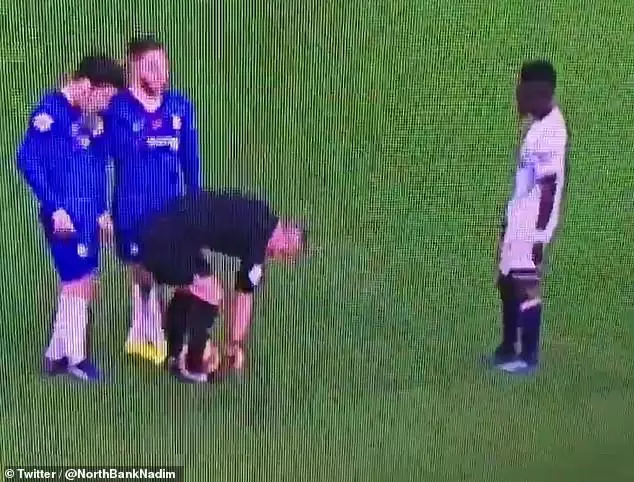 ഫ്രീകിക്കിന് മുമ്പ് റഫറിയുടെ വര മാറ്റി വരച്ച ഫാബ്രിഗസ്