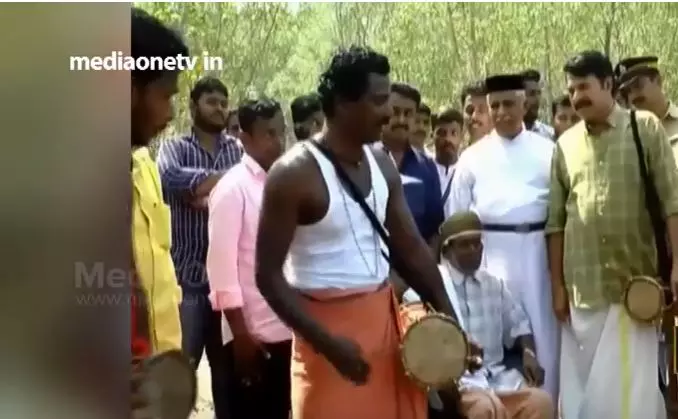 ആദിവാസികള്‍ക്കൊപ്പം ഉടുക്ക് കൊട്ടി മമ്മൂട്ടി