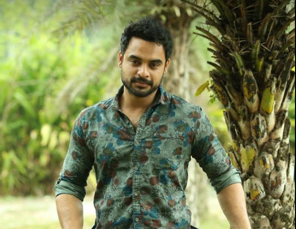 ലിപ് ലോക്ക് രംഗങ്ങള്‍ ഉയര്‍ത്തി പിടിച്ച്‌ വിമര്‍ശനങ്ങള്‍ സൃഷ്ടിക്കുന്നത് കപട സദാചാരമാണെന്ന് ടൊവിനോ